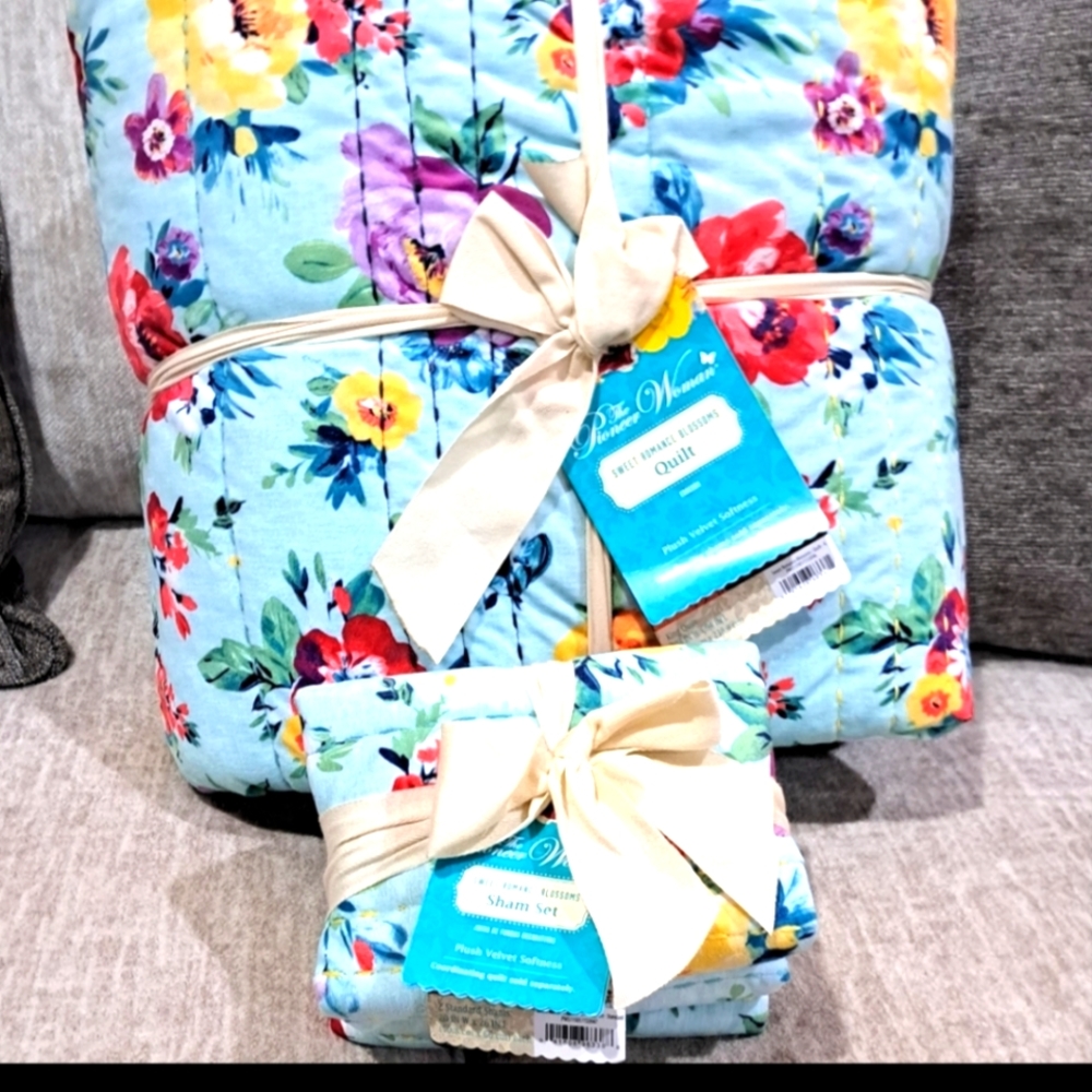 Pioneer Woman king size sweet romance comforter and shams bedding set (new)